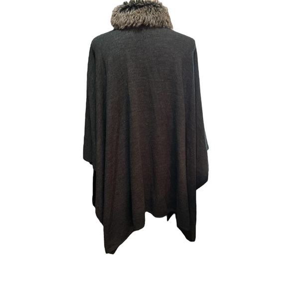 Gray Poncho Wrap with Faux Fur Collar OSFA - Picture 7 of 8